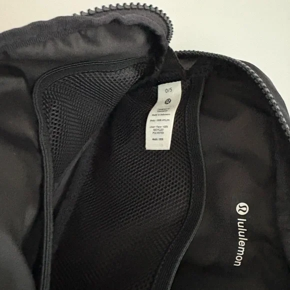 New Lululemon Everywhere Cross Body Bag in Black - Picture 5 of 5